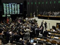 Câmara acaba com pagamento do 14º e 15º salários de parlamentares