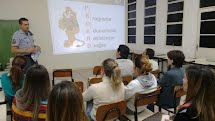 Pais de alunos do Colégio John Kennedy participam de palestra sobre o PROERD