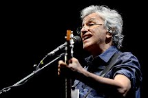 Caetano Veloso realiza o show "Abraçaço" no Centro de Eventos do RibeirãoShopping