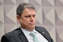 Governador de SP Tarcísio de Feitas critica programas sociais e defende cortes "na carne" como Milei