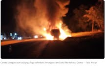 Santa Rita do Passa Quatro: carreta carregada com soja pega fogo na Rodovia Anhanguera 