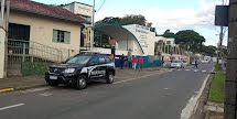 Um aluno morre e dois ficam feridos, após serem esfaqueados, na saída da escola em Poços de Caldas