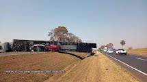 Acidente na Rodovia Anhanguera em Porto Ferreira causou bloqueio total e congestionamento